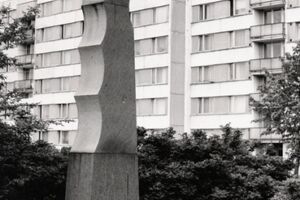 Abstraktní plastika z žuly od Karla Hyliše v Dukelské ulici