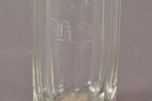 Číše mnohoboká s iniciálami KK